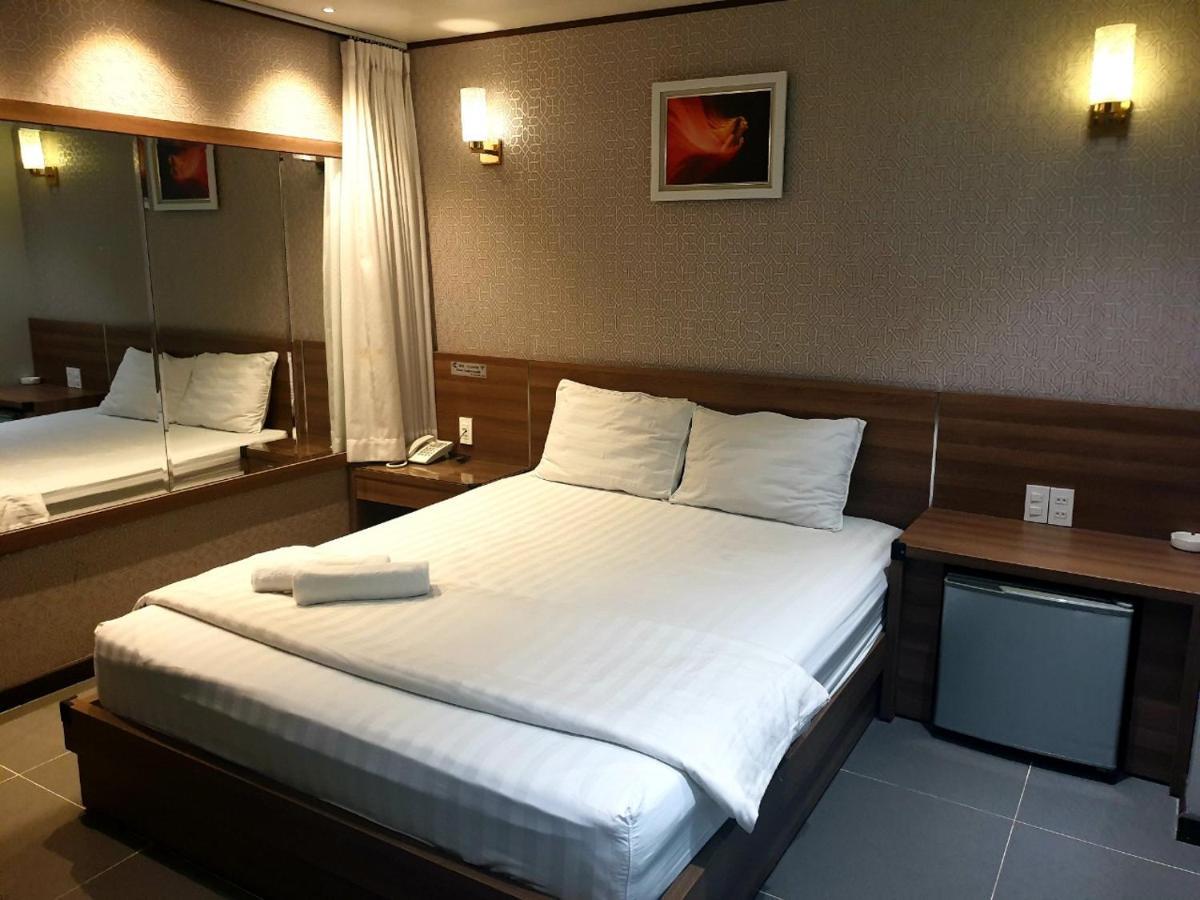 Reddoorz Premium Cloud 9 An Nhon Hotel Хошимин Экстерьер фото